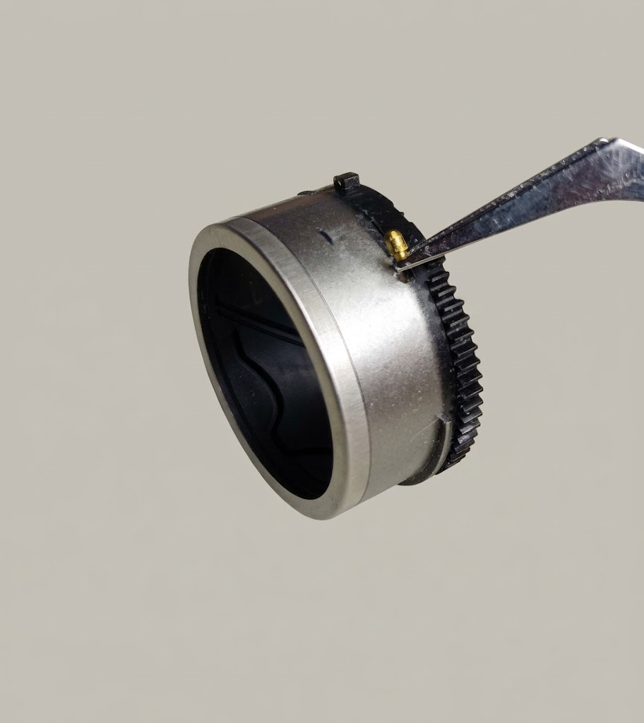 Canon Ixus 30, Ixus 40 ja Ixus 50 objektiivin isokehän irronnut ohjainnasta.